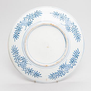 A Japanese Imari dish, Meiji Period (1868-1912).