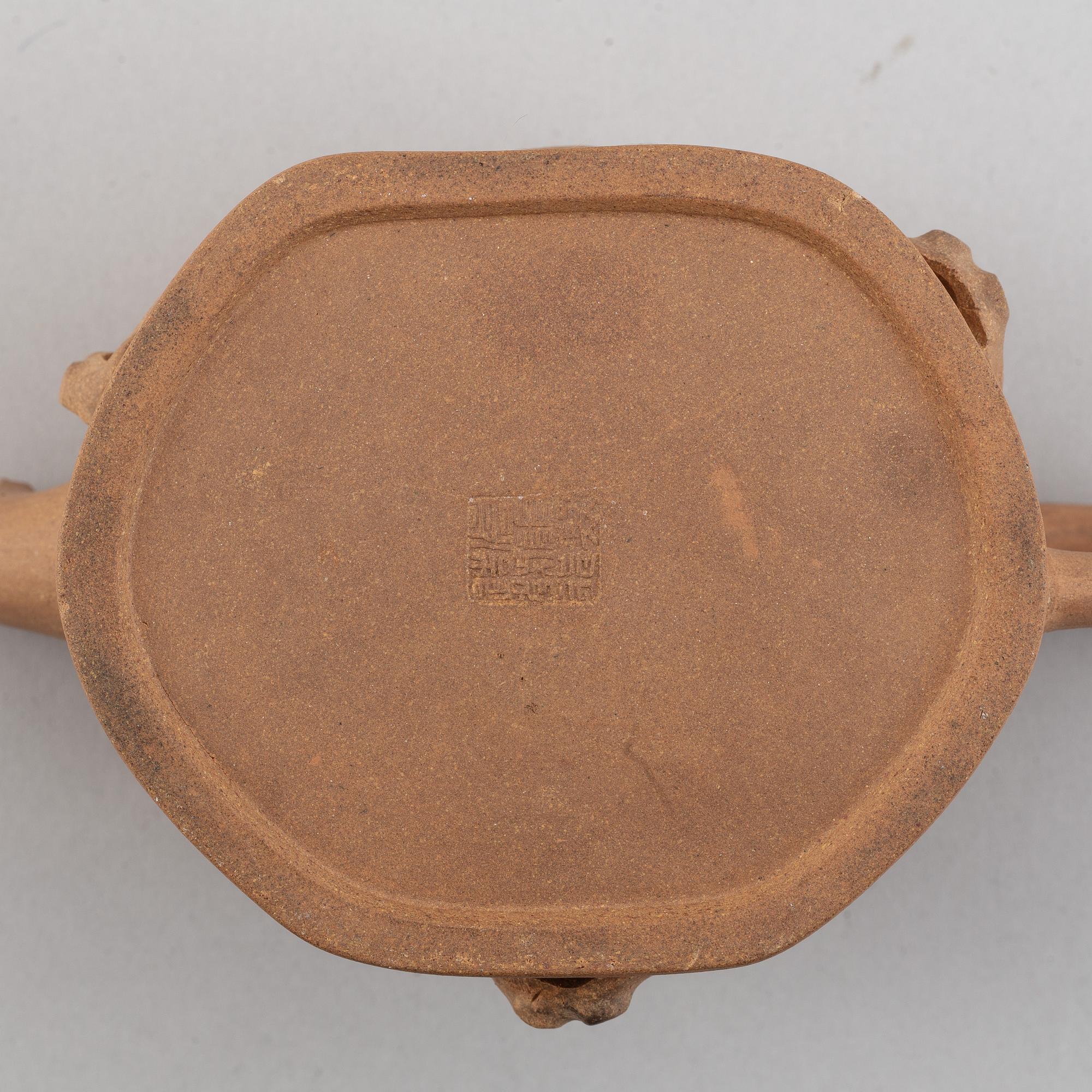 Yixingkanna med lock, lergods. Kina, 1900-tal med sigillmärke.