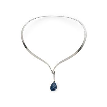 386. A Torun Bülow Hübe sterling necklace with a lapis lazuli pendant, Georg Jensen, Copenhagen 1945-77.