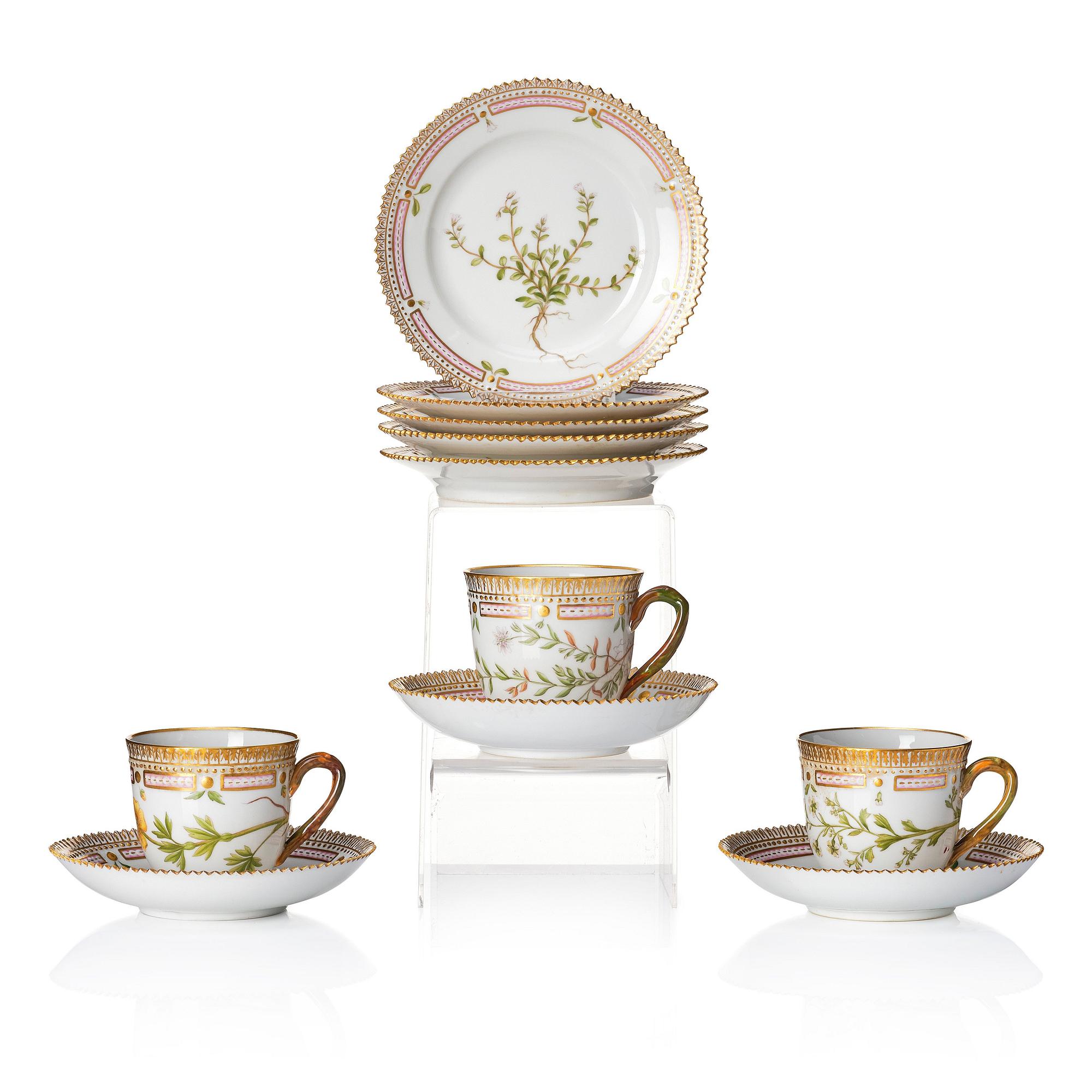 Kaffekoppar, med fat, tre stycken samt fem assietter, porslin. Royal Copenhagen, 'Flora Danica', Danmark, 1900-tal.