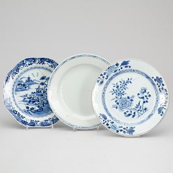 TALLRIKAR samt FAT, 3 +1 porslin, Kina, Qingdynastin, 1700-tal.