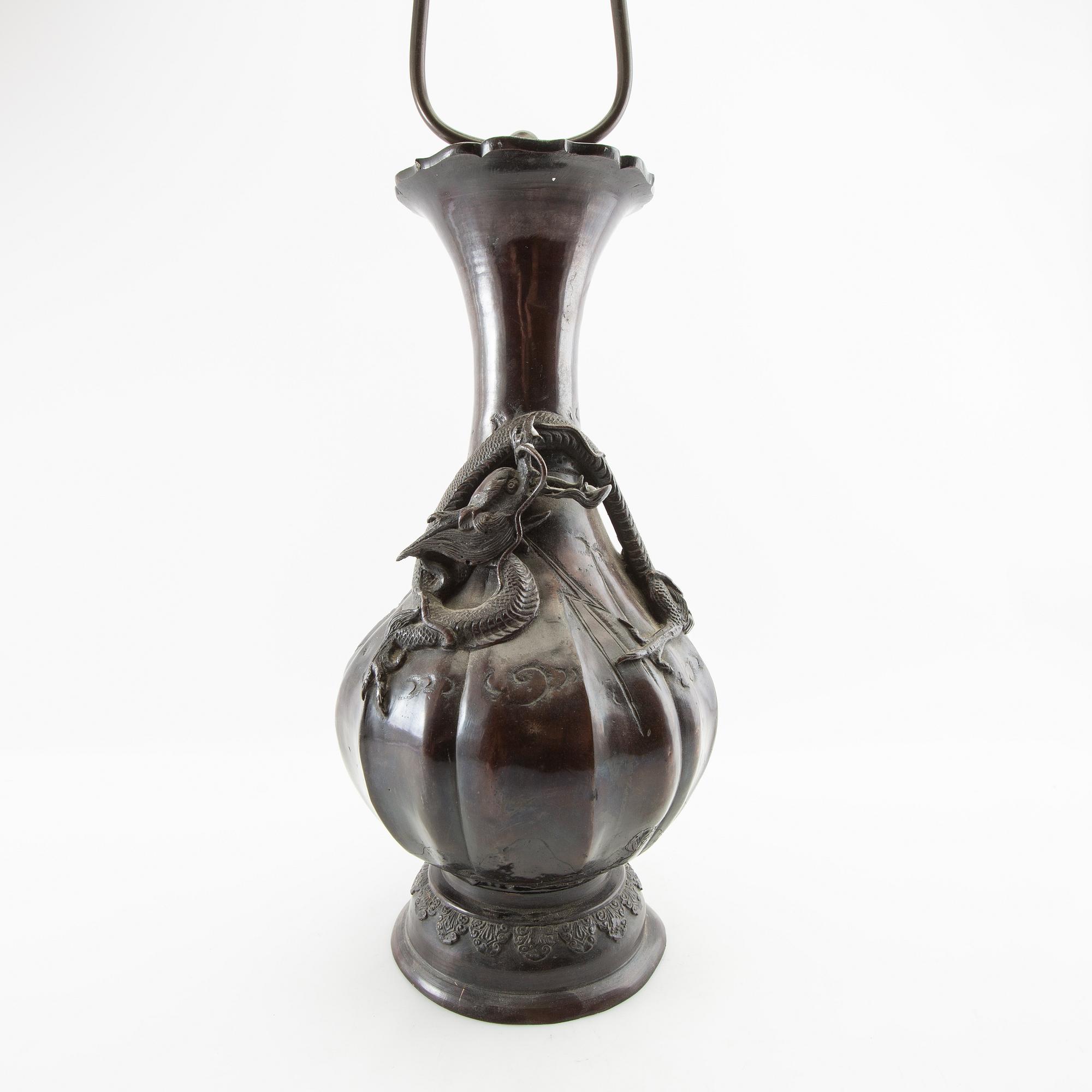 Bordslampa Kina 1900-talets första hälft patinerad brons.