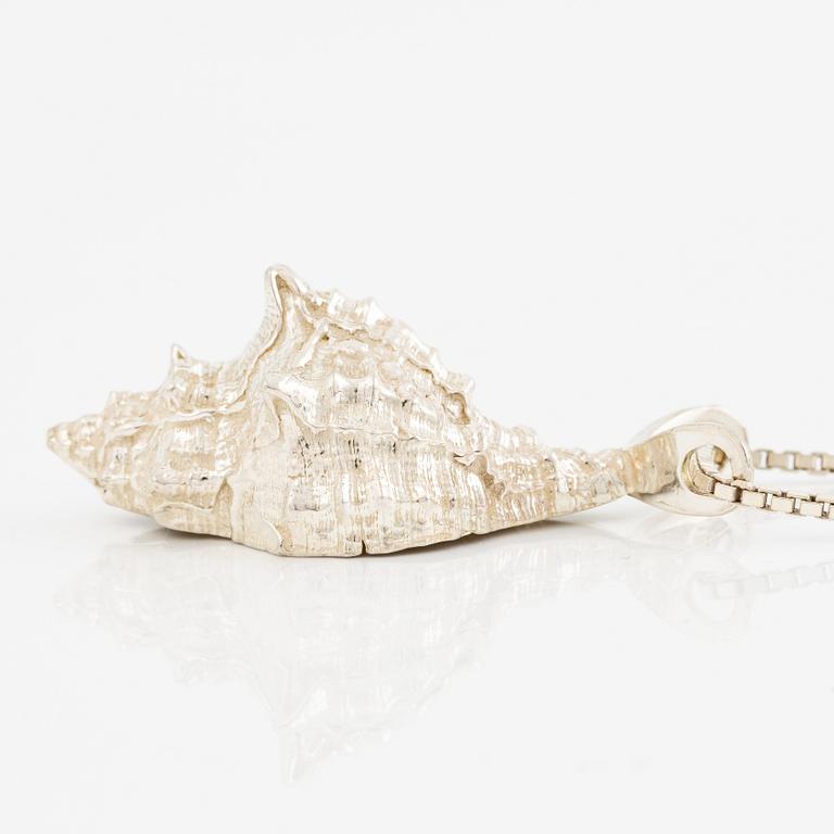Eric Scott-Robbert, Pendant in the shape of a shell, silver, with chain silver.