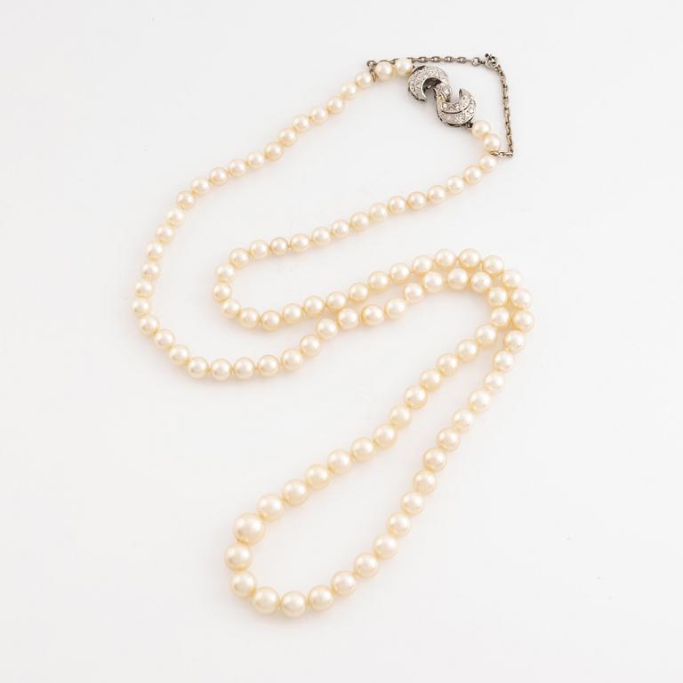 A cultured pearl necklace witk an 18K gold clasp set with eight-cut diamonds.