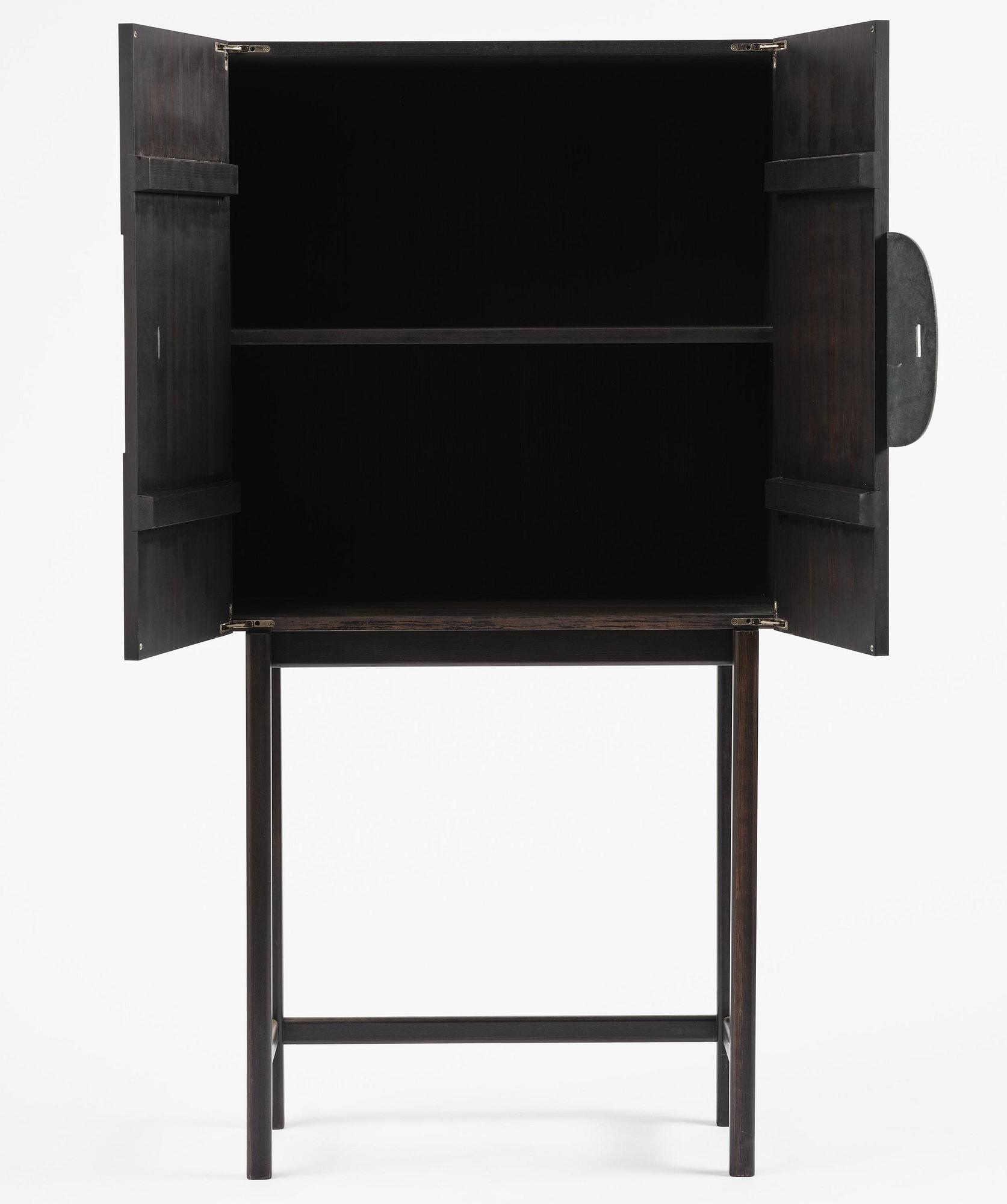 Mathieu Gustafsson, skåp, prototyp, "Tecknaren", utfört av snickarmästarna Markus Karlbom & Hannu Hietamäki, Burhult, 2024.