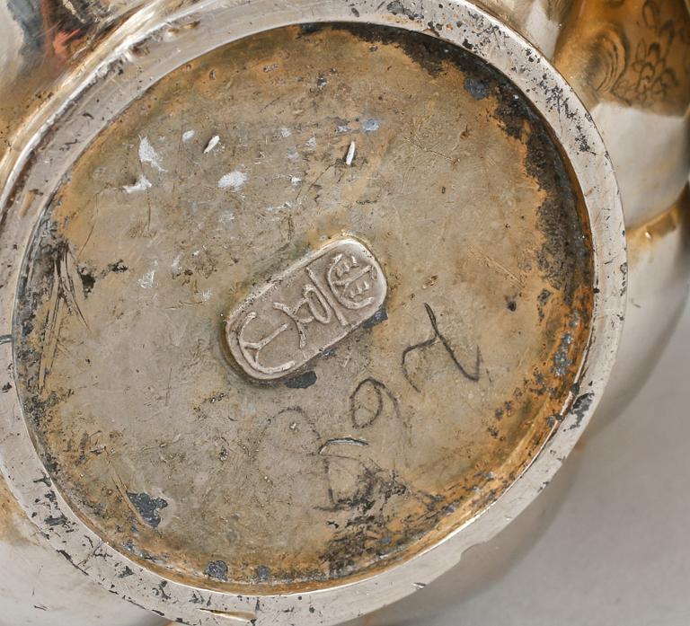 VASER, 2 st, vitmetall samt gulmetall, 1900-talets andra hälft.