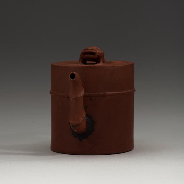 A Yixing teapot with cover, late Qing dynasty (1644-1912).