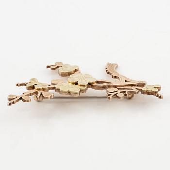 Wiwen Nilsson, brosch, i form av en kvist, förgyllt sterlingsilver, Lund 1969.