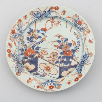 A pair of Japanese Imari plates, Edo, 18th century.