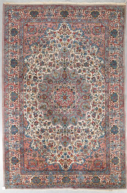 MATTA, semiantik/old Kirman, ca 298x199 cm.