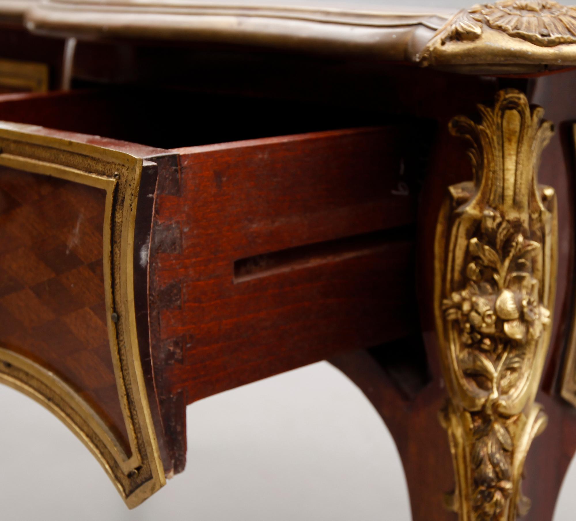 SKRIVBORD, Frankrike, Louis XVI-stil, 1900-talets första hälft.