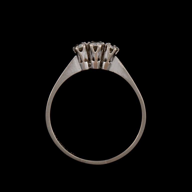 RING, 18K med 3 briljantslipade diamanter, totalt 0.33 ct, M Back, Stockholm, 1970. Vikt 3 g.