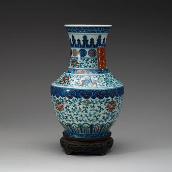 VAS, porslin. Qing dynastin, 1800-tal, med Qianlongs sigillmärke.