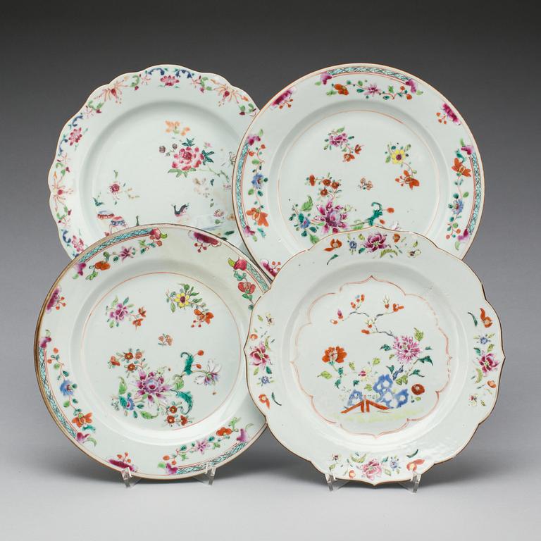 TALLRIKAR, 4 st, porslin, famille Rose. Kina, Qianlong. ( 1736-95.