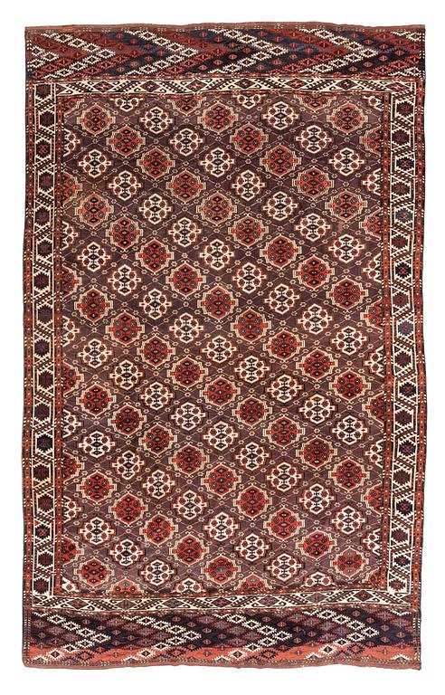 A carpet, an antique Chodor main carpet, Turkmenistan, ca 377-381,5 x 233-240 cm (as well as  2-2,5 cm flat weave.