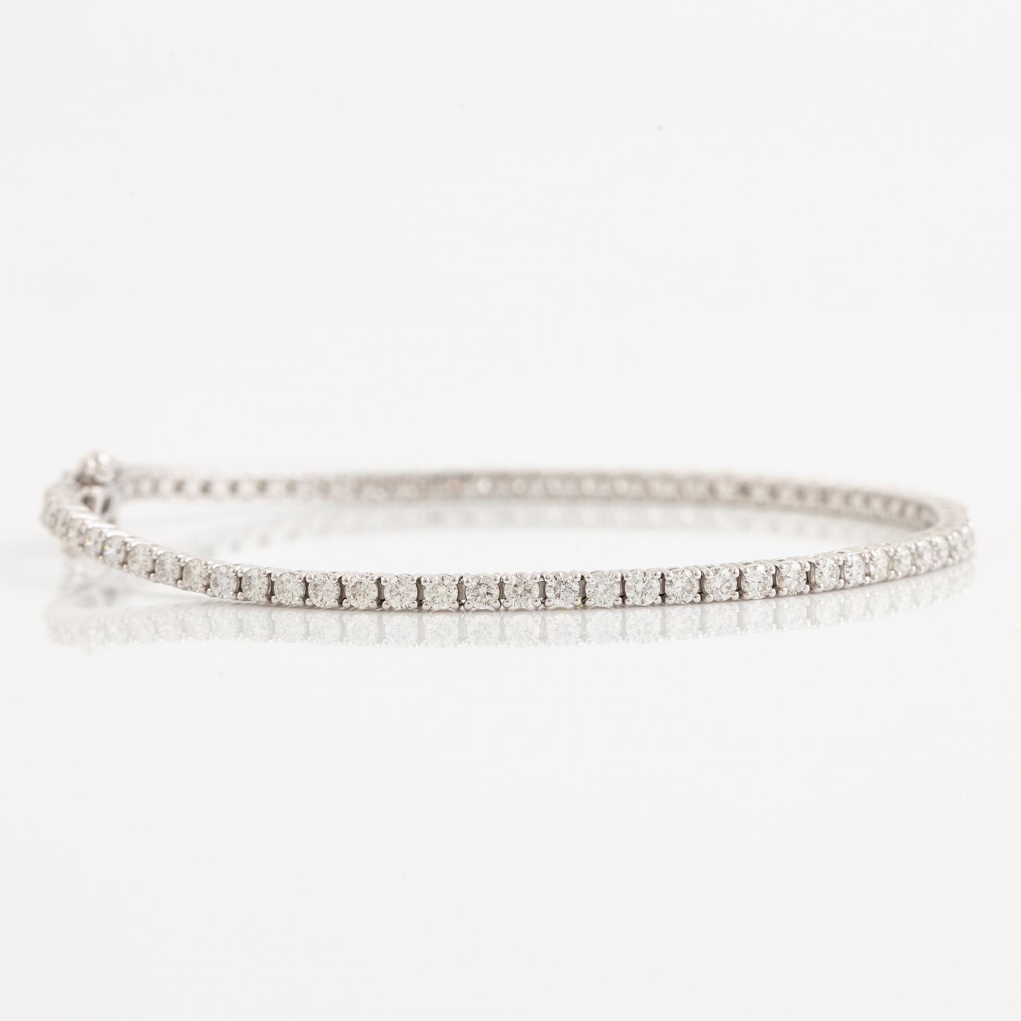Tennis bracelet 18K white gold with brilliant-cut diamonds.