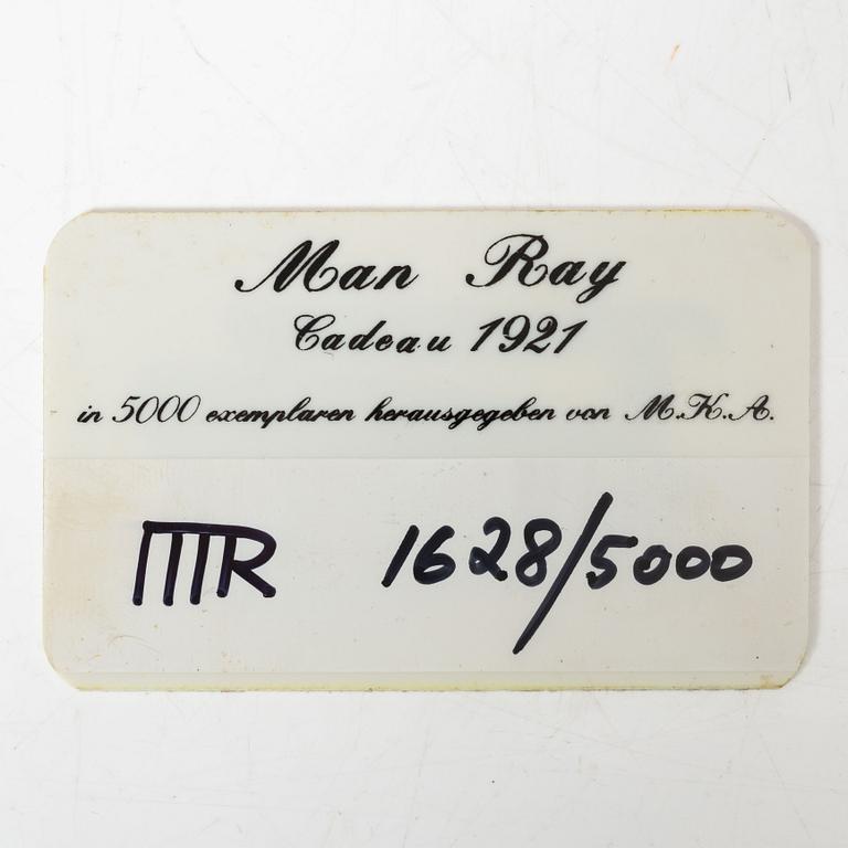 Man Ray, "Cadeau".