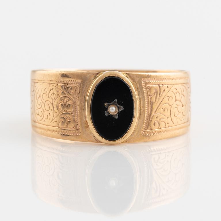 18K gold, onyx and seed pearl ring.