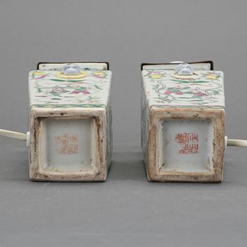 VASER/BORDSLAMPOR, ett par, porslin, Kina. 1900-tal.