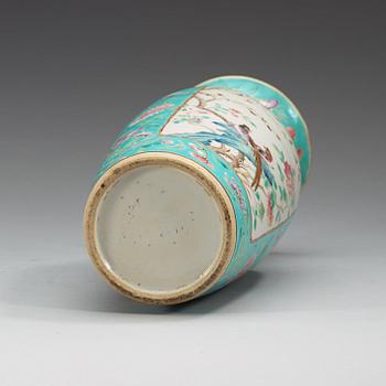A turquoise famille rose vase, late Qing dynasty (1644-1912).