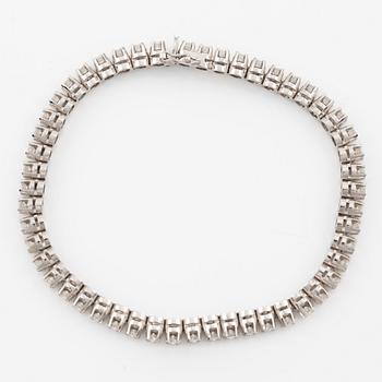 Tennis bracelet in white gold with brilliant-cut diamonds.