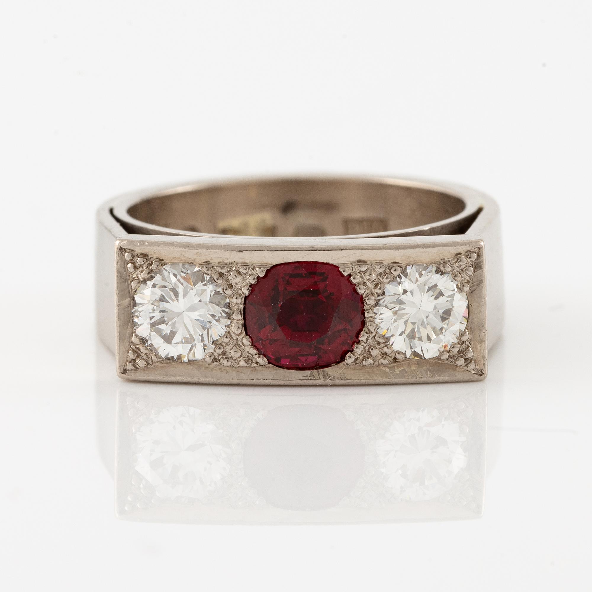 Bengt Liljedahl ring 18K white gold two round brilliant-cut diamonds.