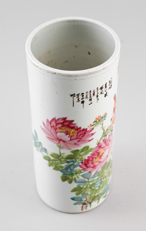 PENSELVAS, porslin, Kina, 1900-tal.