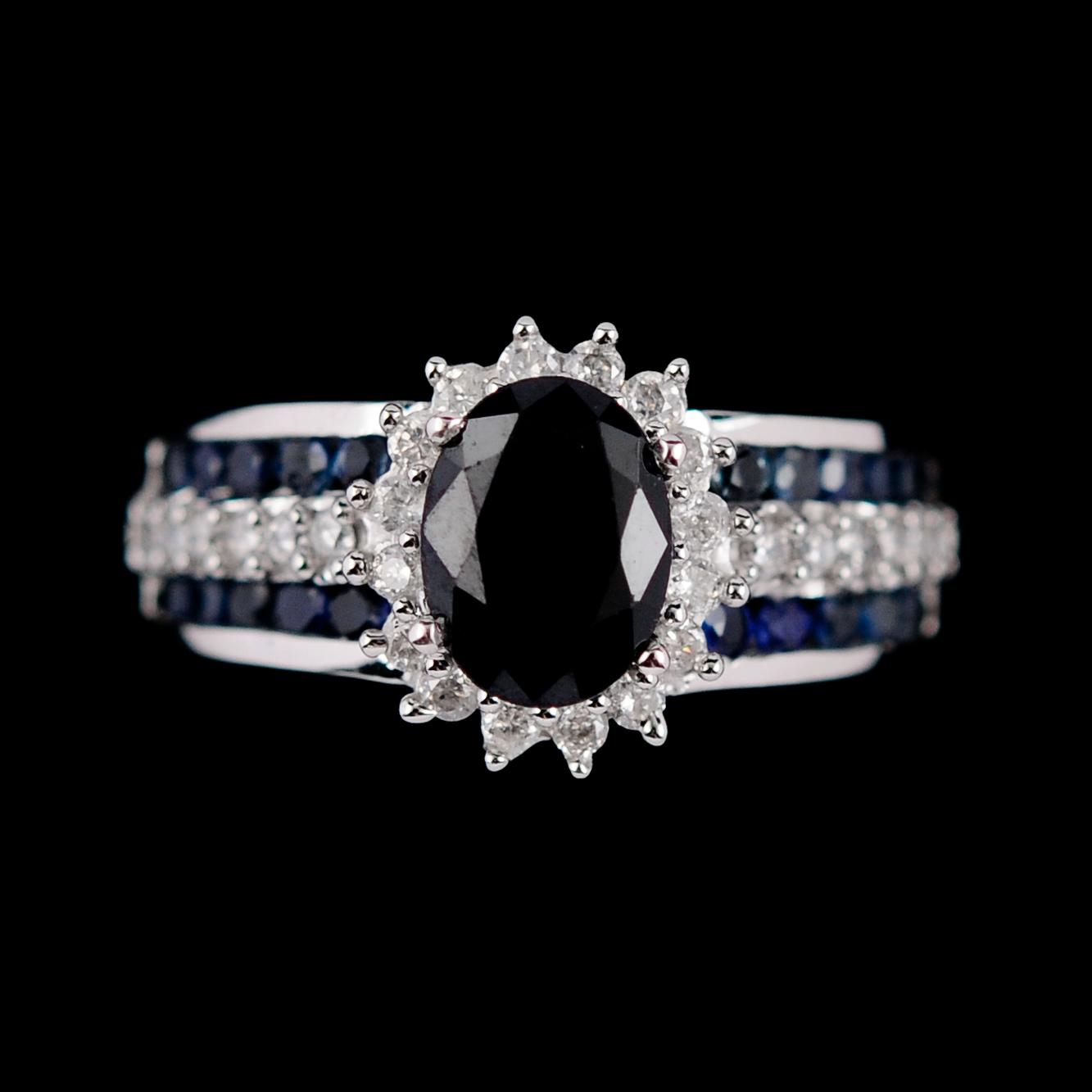 RING, 10 k, med fasettslipad safir och mindre safirer tot 2.23 ct, briljanter tot 0.50 ct W. 

TEXTÄNDRING: 10 k vitguld.