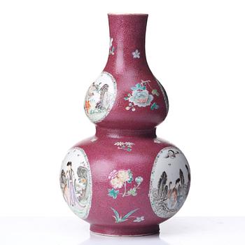 A Chinese vase, 20th Century, presumably republic.