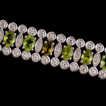 ARMBAND, sterlingsilver, gröna peridoter tot ca 21,50 ct, vita topaser tot ca 6,20 ct.