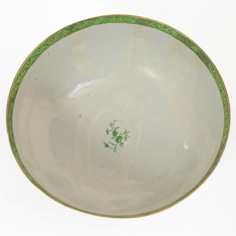 Smörterrin, terrinfat och bålskål, kompaniporslin, Kina, Qingdynastin, 1700-tal.