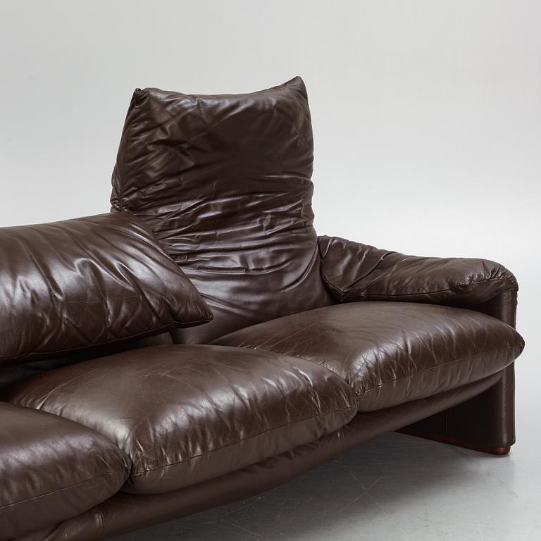 A Vico Magistretti leather sofa, "Maralunga" Cassina, Italy 20th century latter part.