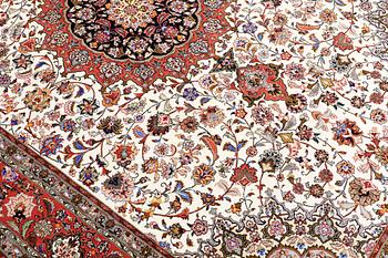 A carpet, Täbriz part silk, 306 x 200 cm.
