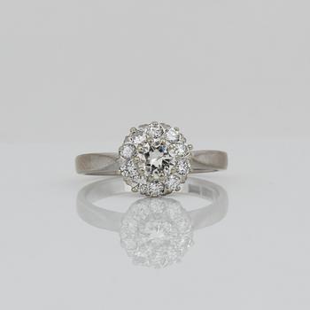 RING, 18K vitguld och briljantslipade diamanter, tot ca 0,98 ct, Åhlén & Samuelsson, Stockholm, 1966. Vikt ca 4,07 g.