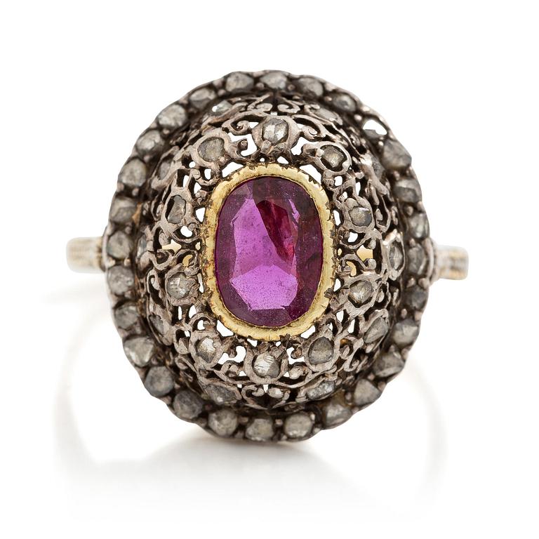 Buccellati ring 18K guld och silver med en fasettslipad rubin och rosenslipade diamanter.