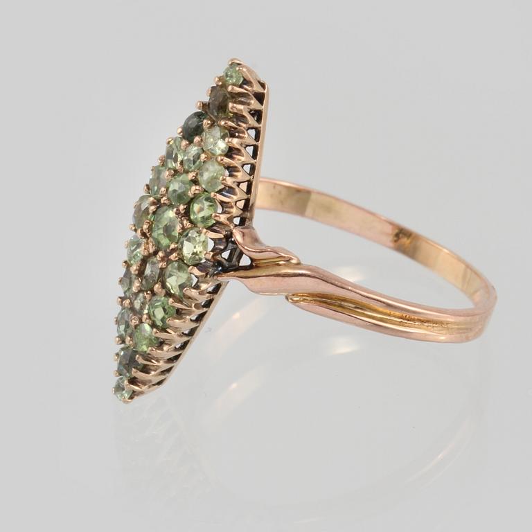 RING, 14K guld med fasettslipade demantoider. Vikt 2,5 gram.