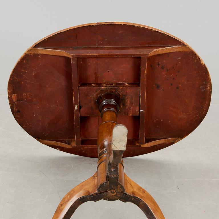 BORD, alrotsfanér, 1800-talets första hälft.