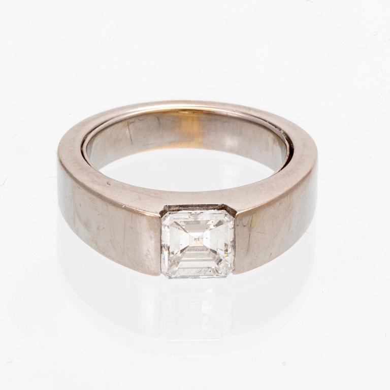 Cartier, ring 18K whitegold approx 0,60 ct approx F-G VS, original case, box and certificate, serial number BAA 730.