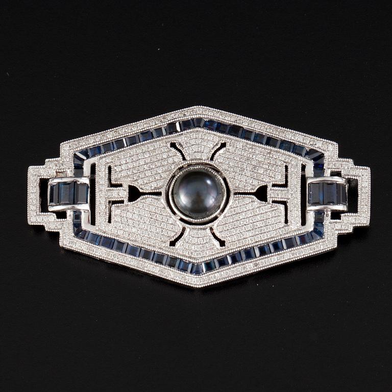BROSCH, 18K vitguld, ca 300 diamanter totalt ca 1.5 ct H/P. Safirer, pärla. Art Déco-stil. Vikt 13,1 g.