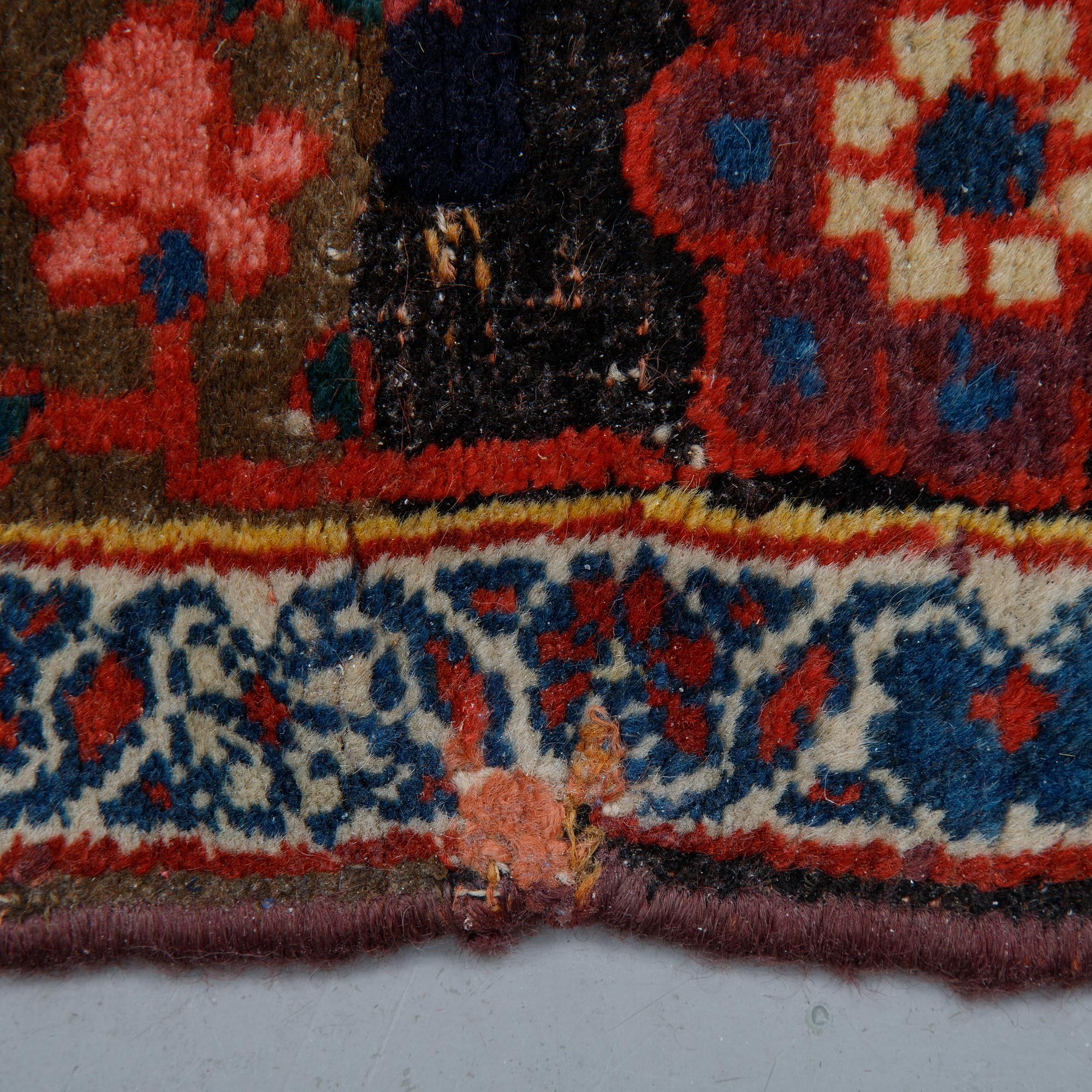 Matto, A runner, an antique West Persian/Northwest Persian, ca 417,5-425 x 101-107 cm.