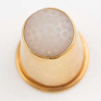 Fingerborg, 18K guld med vit sten.