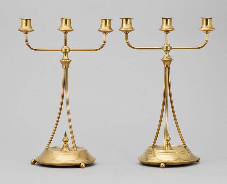 KANDELABRAR, ett par, mässing, Oscar Nilsson Eskilstuna. Jugend, 1900-talets början.