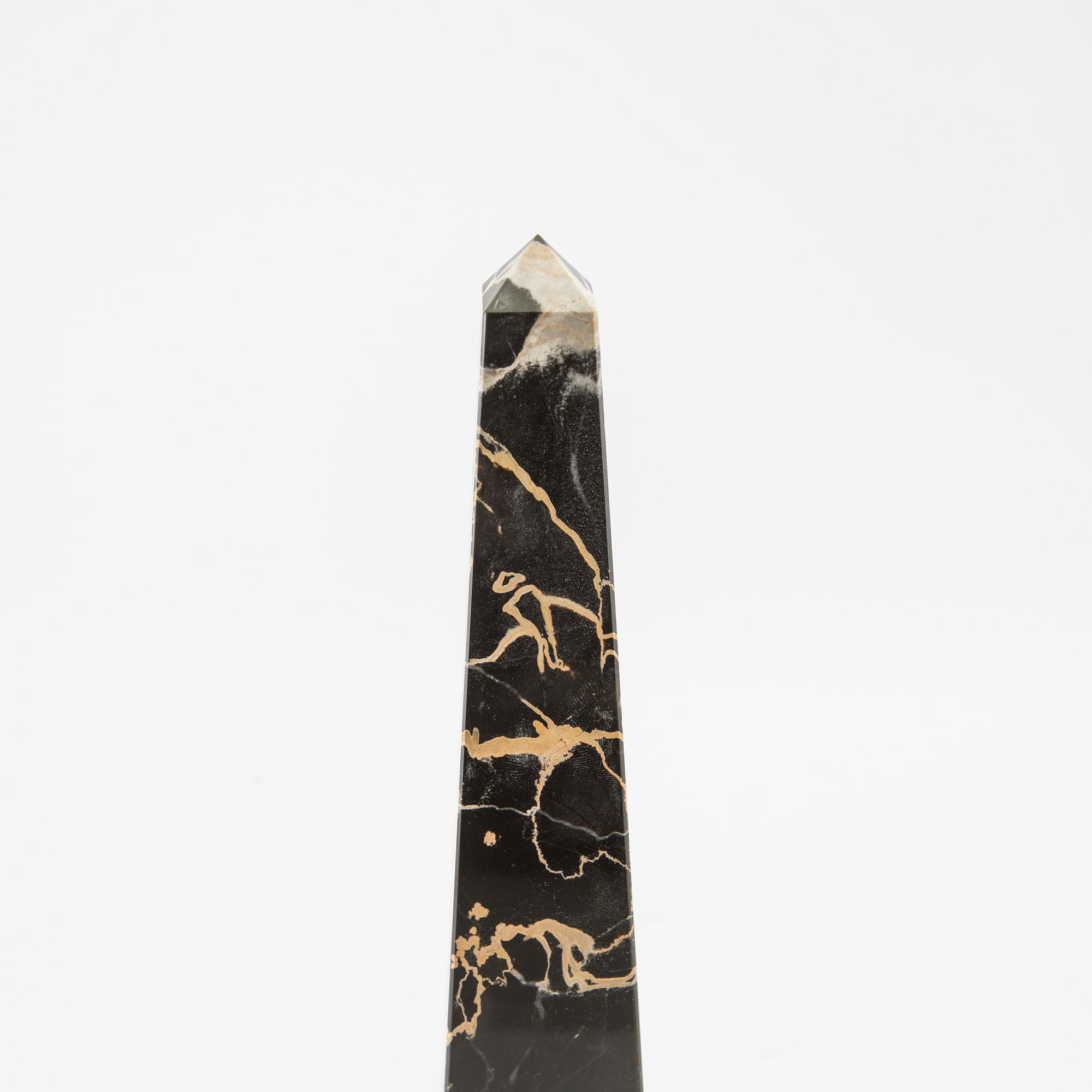 Obelisk och klot med ställ, 1900-talets andra hälft.