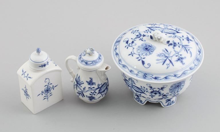 TERRIN, TEDOSA SAMT GRÄDDKANNA, porslin, Meissen, 1900-talets mitt.