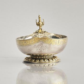 A parcel-gilt drinking bowl/kovsh, Nordic Renaissance, early 17th century possibly Uleåborg, Finland.