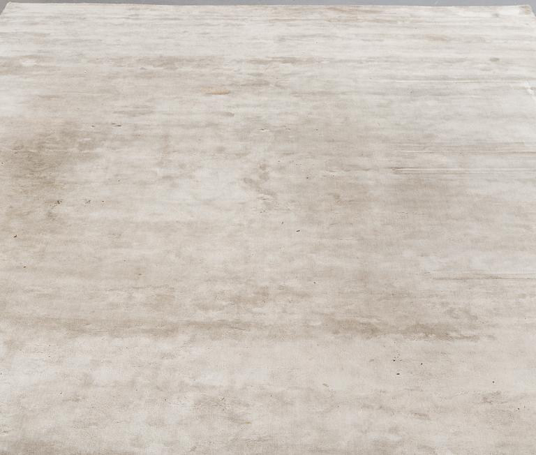 A Layrered "Francis Pearl" carpet, 300x400 cm.