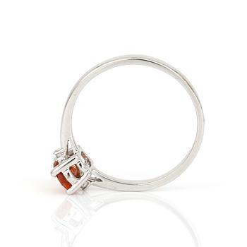 RING, 9K vitguld med ovalslipad orange safir, ca 0,44 ct samt diamanter, tot ca 0,01 ct. Total vikt ca 1,12 g.