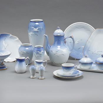 KAFFESERVIS, 40 delar, porslin, "Måsen", Bing & Gröndal samt Royal Copenhagen, Danmark, 1900-talets andra hälft.