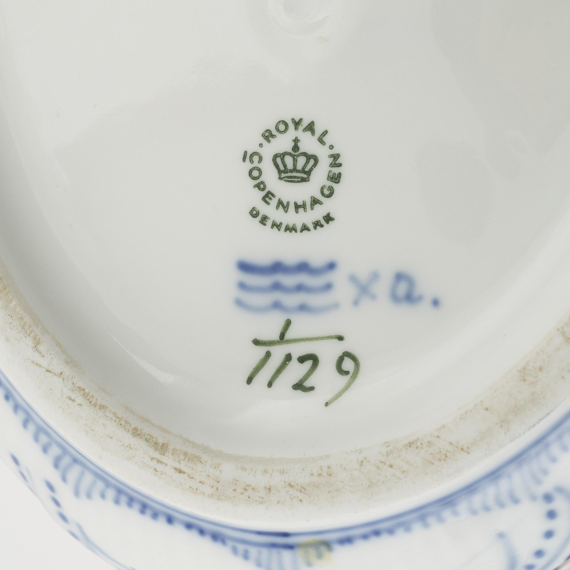 Terrin, porslin, "Musselmalet", helblonde, Royal Copenhagen, Danmark.