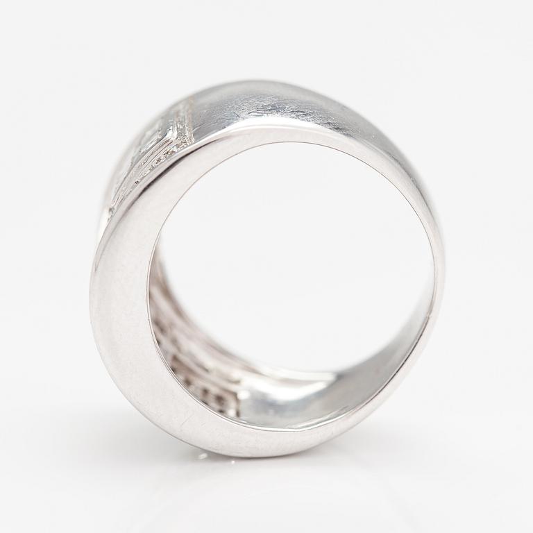 An 18K white gold ring with diamonds ca. 1.00 ct in total.